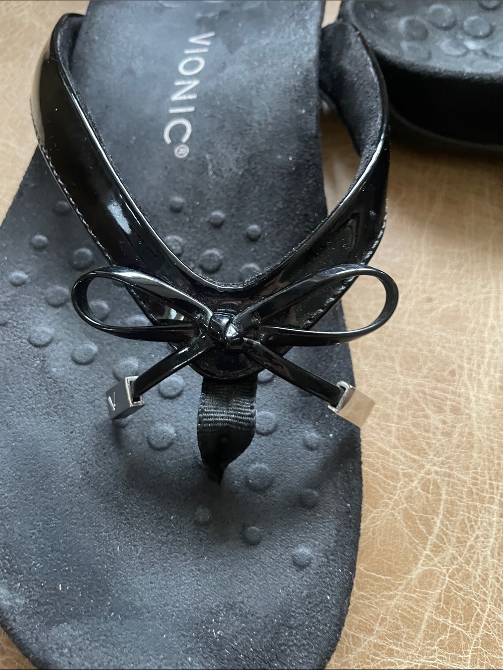 Vionic Women’s Black Patent Bow Thong Sandals - Picture 3 of 7